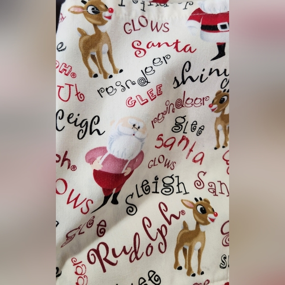 Women's Rudolph the Red Nose Reindeer Scrub Top Christmas Sz M  2 Pockets - Picture 10 of 11